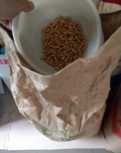 猫飼い必見！コスパ最強の猫砂「木質ペレット」の勧め